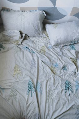 Beyaz yastıklar, yorgan ve yorgan kılıfı. Beyaz çarşaf. Yatak odası, yatak ve yatak. 