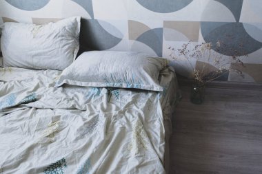 Beyaz yastıklar, yorgan ve yorgan kılıfı. Beyaz çarşaf. Yatak odası, yatak ve yatak. 