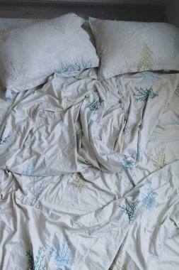 Beyaz yastıklar, yorgan ve yorgan kılıfı. Beyaz çarşaf. Yatak odası, yatak ve yatak. 