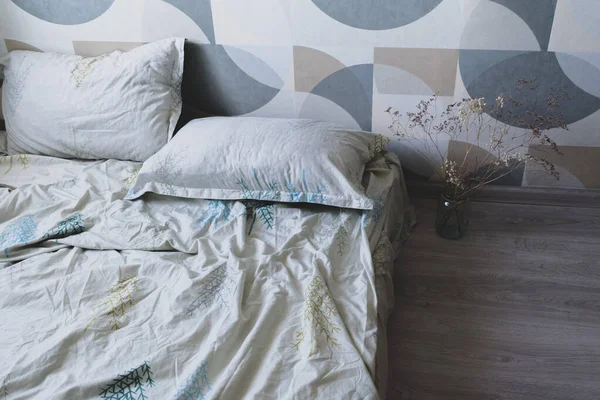 白色的枕头 羽绒被和羽绒被放在床上 白色床单 有床和寝具的卧室 — 图库照片