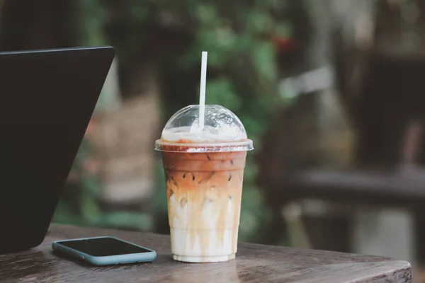 Laptop Mesa Madeira Com Café Gelado Café Fotografia De Stock