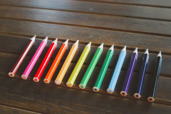 Crayons Couleur Isolés Sur Fond Table Sombre Fermer Avec Clipping — Photo