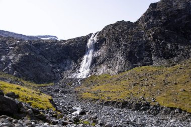 Habach Vadisi 'nde gün ışığında büyük bir şelale