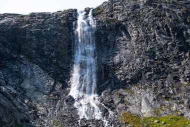 Habach Vadisi 'nde gün ışığında büyük bir şelale