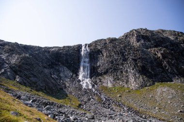 Habach Vadisi 'nde gün ışığında büyük bir şelale