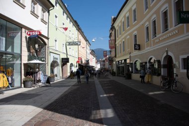 LiENZ, AUSTRIA 15 Eylül 2020, Doğu Tyrol 'deki küçük Lienz kasabasında alışveriş caddesi