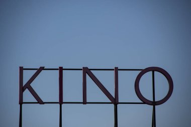 Mavi arka planda Kino kelimesinin Almanca harfleri.