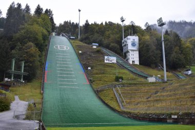 BISCHOFSHOFEN, AUSTRIA 01 Ekim 2018, Bischofshofen 'deki kayak atlayışı yağmurlu bir günde ve insanlar olmadan