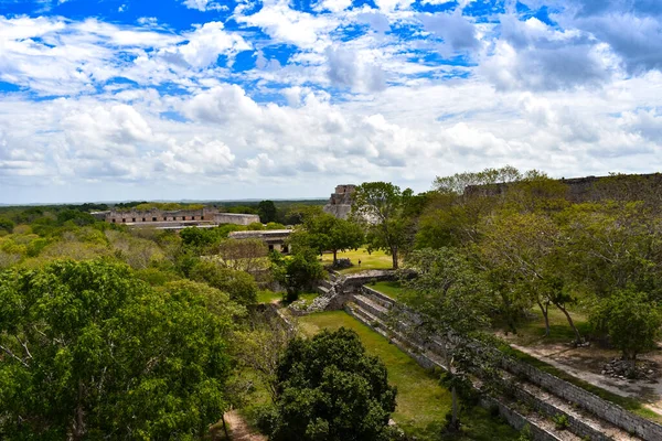 Uxmal 'daki Maya bölgesinin bulutlu mavi gökyüzünün altında görüntüsü