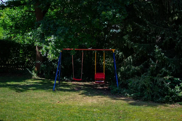 Eine Bunte Kinderschaukel Garten Einem Sommertag — Stockfoto