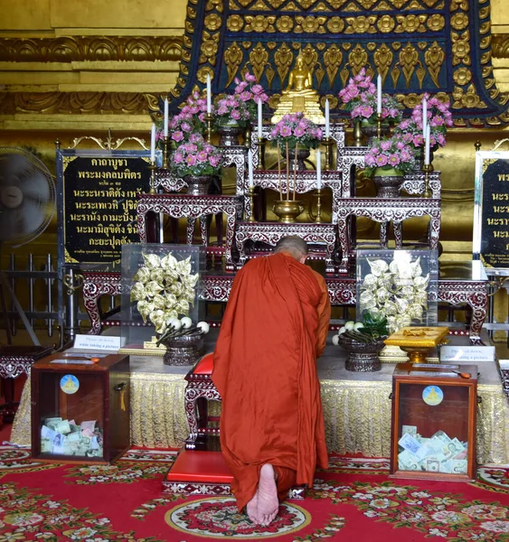 Ayutthaya Thailand Μαρτίου 2019 Βουδιστής Μοναχός Προσεύχεται Ναό — Φωτογραφία Αρχείου