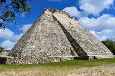 Mavi gökyüzü ile Uxmal 'deki büyük piramidin yan görüntüsü