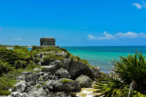 Tulum 'da Karayipler manzaralı bir Maya harabesi.