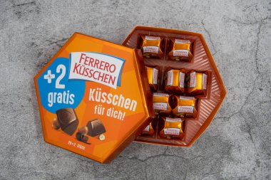 RHEINBACH, GERMANY 13 Ocak 2021, Beton bir yüzey üzerinde bir paket Ferrero öpücüğü