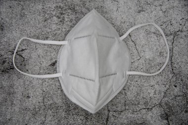 Korona virüsüne karşı korumak için beyaz bir FFP 2 koruyucu maske.