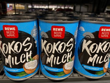 Bir Alman süpermarketinin rafında birkaç kutu Rewe hindistan cevizi sütü var.
