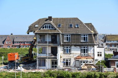 Eski bir klasik ev bir kazıcı tarafından yıkılıyor.