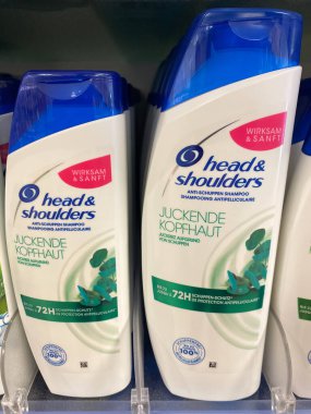 Bir Alman süpermarketinin rafında kafa ve omuzlar kaşındırıyor.