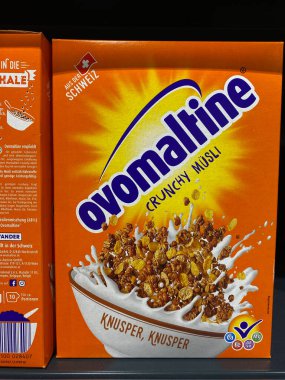 Rheinbach, Almanya 1 Mart 2021, bir Alman süpermarketinin rafında bir paket 