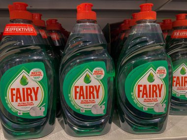 Rheinbach, Almanya 10 Mart 2021, Bir Alman süpermarketinin rafında birkaç plastik şişe 