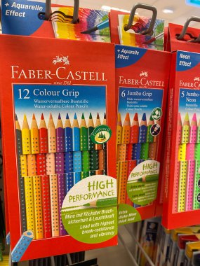 Rheinbach, Almanya 5 Mart 2021, bir Alman süpermarketinin rafında bulunan farklı paket 