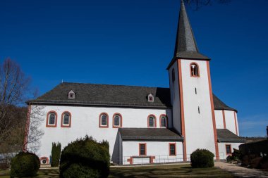 Hava güzel olduğunda Niederehe 'deki manastır.