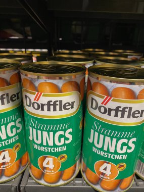 Rheinbach, Almanya 10 Mart 2021, Alman süpermarketinin rafında birkaç kutu 