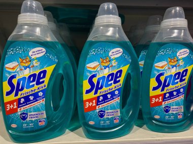 Rheinbach, Almanya 10 Mart 2021, Bir Alman süpermarketinin rafında çeşitli plastik şişe 