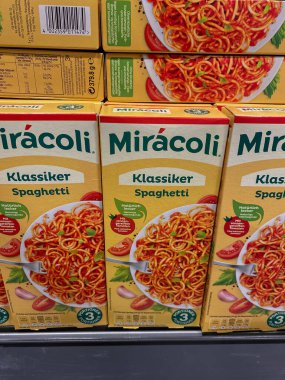 Rheinbach, Almanya 10 Mart 2021, bir Alman süpermarketinin rafında birkaç paket 