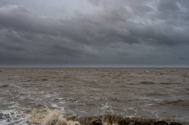 Norddeich 'te kara yağmur bulutlarıyla Kuzey Denizi manzarası