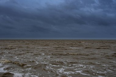 Norddeich 'te kara yağmur bulutlarıyla Kuzey Denizi manzarası