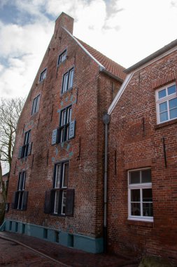 Selamlar, Almanya 12 Mart 2021, Greetsiel 'deki güzel kırmızı tuğlalı ev