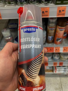 Rheinbach, Almanya 16 Mart 2021, bir nalbur dükkanındaki bir müşterinin elinde bir kutu 