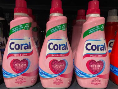 Rheinbach, Almanya 16 Mart 2021, Bir Alman süpermarketinin rafında çeşitli plastik şişe 