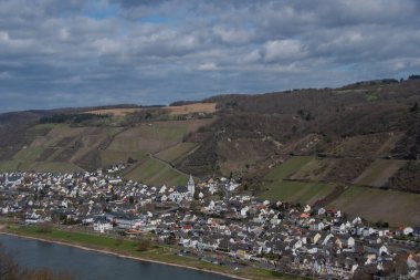 Leutesdorf köyünün manzarası Ren ve üzüm bağları