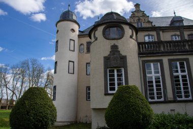 Güneşli bir bahar gününde Şato