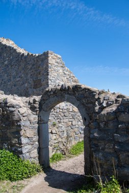 Siebengebirge 'deki Loewenburg' un eski kalıntıları.