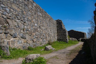 Siebengebirge 'deki Loewenburg' un eski kalıntıları.