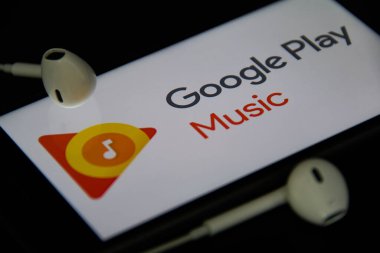 Rheinbach, Almanya 4 Mayıs 2021, kulaklıklı bir akıllı telefonun ekranındaki 