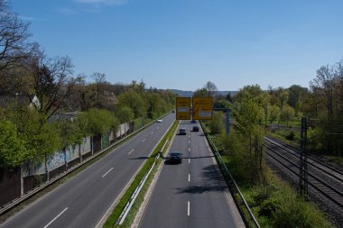 Bad Honnef, Almanya 25 Nisan 2021 Bad Honnef yakınlarındaki 42 numaralı federal otoyolun manzarası.