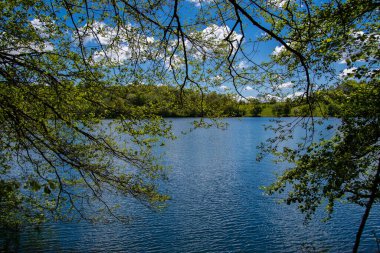 Güneşli bir bahar gününde Weinfelder Maar 'ın manzarası