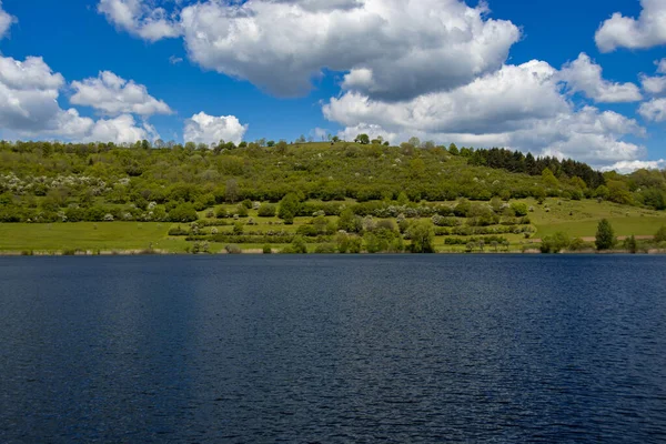 Schalkenmehrener Maar Slunečného Jarního Dne — Stock fotografie