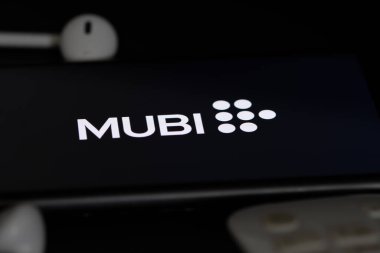 Rheinbach, Almanya 5 Haziran 2021, Beyaz kulaklıklı ve uzaktan kumandalı bir akıllı telefonun ekranında yayınlanan 