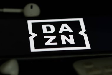 Rheinbach, Almanya 5 Haziran 2021, Beyaz kulaklıklı ve uzaktan kumandalı bir akıllı telefonun ekranında 