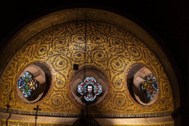 Mirchbach, Almanya 13 Haziran 2021, Mirbach Kurtuluş Kilisesi 'nin güzel tavan resmi ve renkli pencereleri