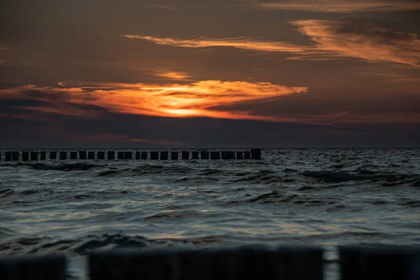 Zingst Yakınlarındaki Baltık Denizi Nde Batan Güneşli Ahşap Damızlıklar — Stok fotoğraf