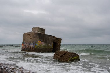 Wustrow kayalıklarında eski bir sığınak.