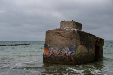 Wustrow yakınlarındaki Baltık Denizi 'nde kayalıklardan kayan bir sığınak.