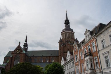 Stralsund 'daki 104 metre yüksekliğindeki St. Mary Kilisesi.