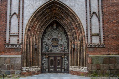 Stralsund 'daki Aziz Nikolai Kilisesi' nin giriş kapısı.